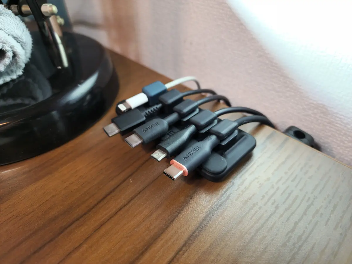 【レビュー】Anker製のマグネット式ケーブルホルダーを3年使ってみた正直な感想 Anker Magnetic Cable Holder  もちゅガジェ