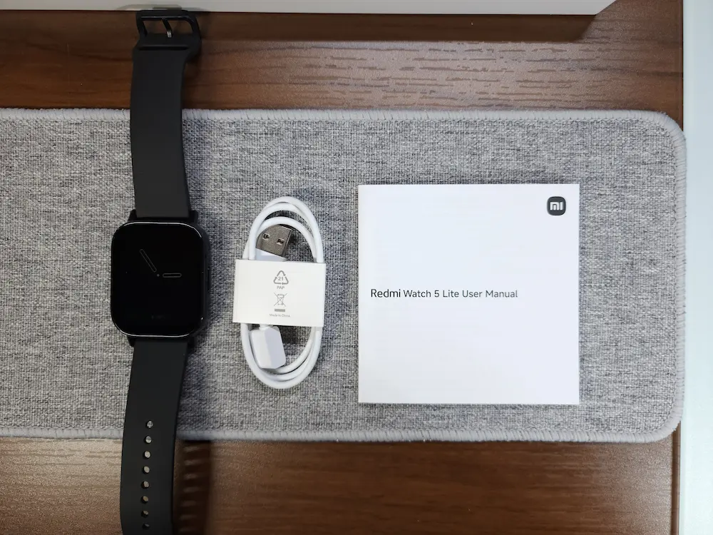 Redmi Watch 5 Liteの内容物一式（本体・充電ケーブル・説明書）