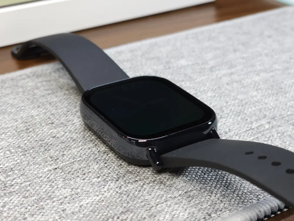 Redmi Watch 5 Liteの外観を斜めから撮影した写真