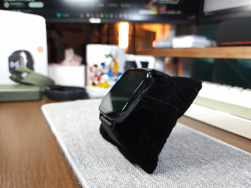 Redmi Watch 5 Liteの側面ボタン（プラスチック素材の艶あり仕上げ）