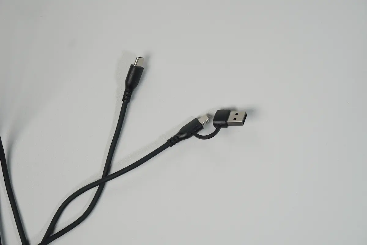 付属品 : USBケーブル