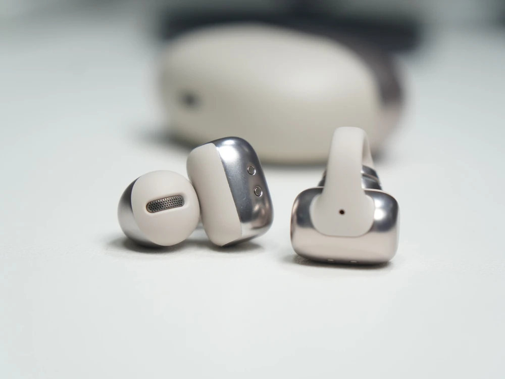 Shokz OpenDots ONEの本体外観(斜め)