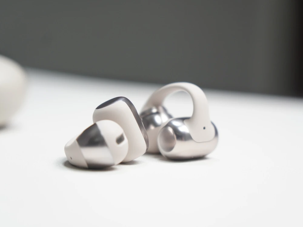 Shokz OpenDots ONEの本体外観(斜め)