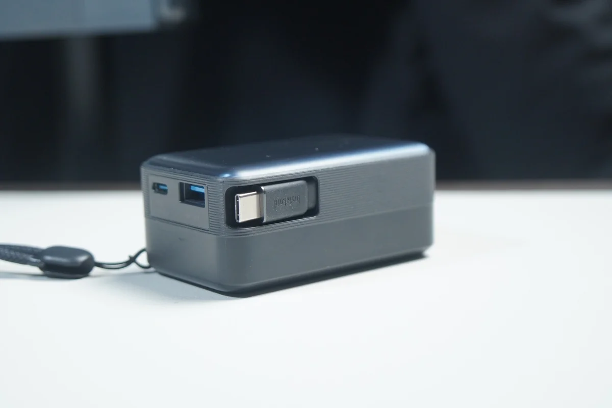 Anker Nano Power Bankの巻き取り式ケーブル部分