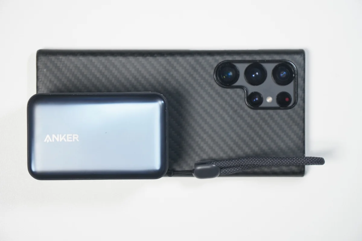 Anker Nano Power Bankとスマホとのサイズ比較