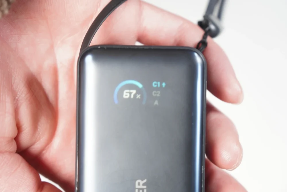 Anker Nano Power Bankの表示画面(残量と出力情報)