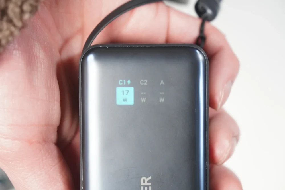 Anker Nano Power Bankのディスプレイ表示(各ポートのワット数)