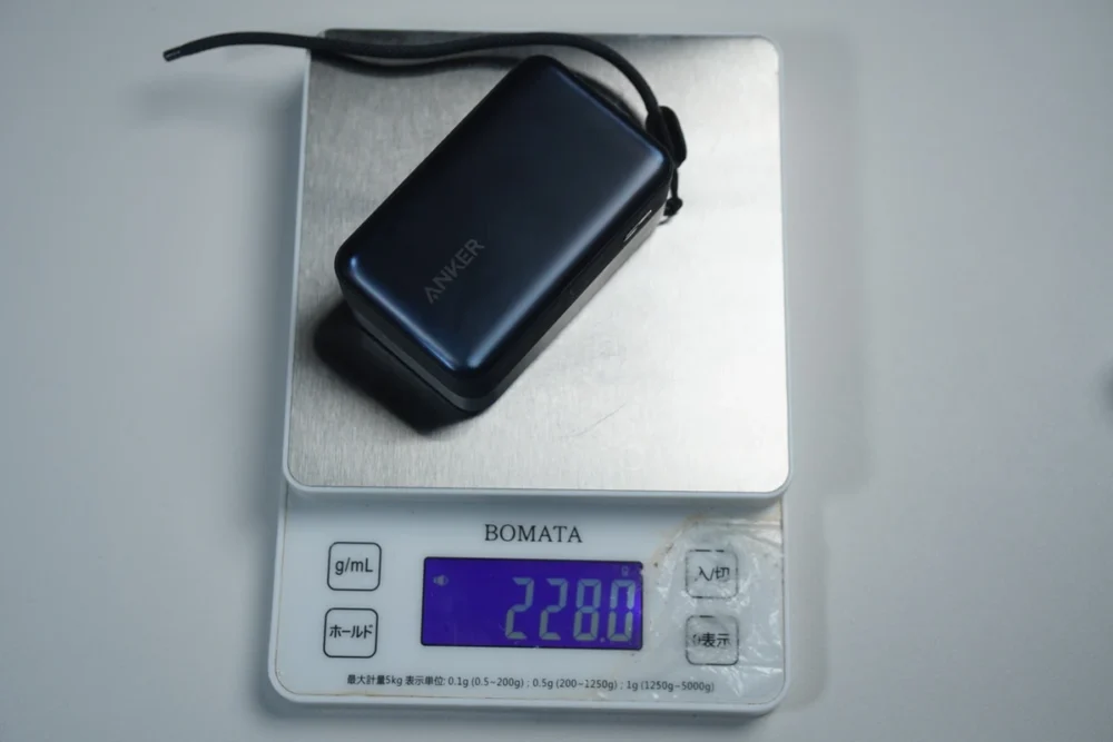 はかりの表示を拡大した本体重量の数値(228g)