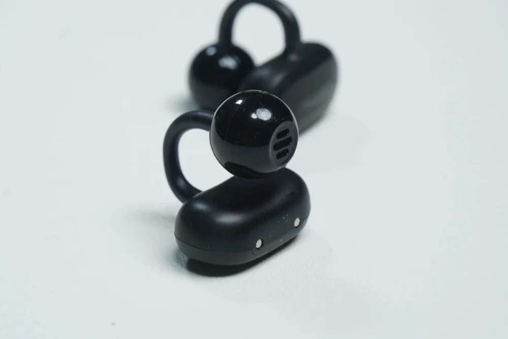 TRUEFREE Clip C10のイヤホン本体の画像。素材を強調