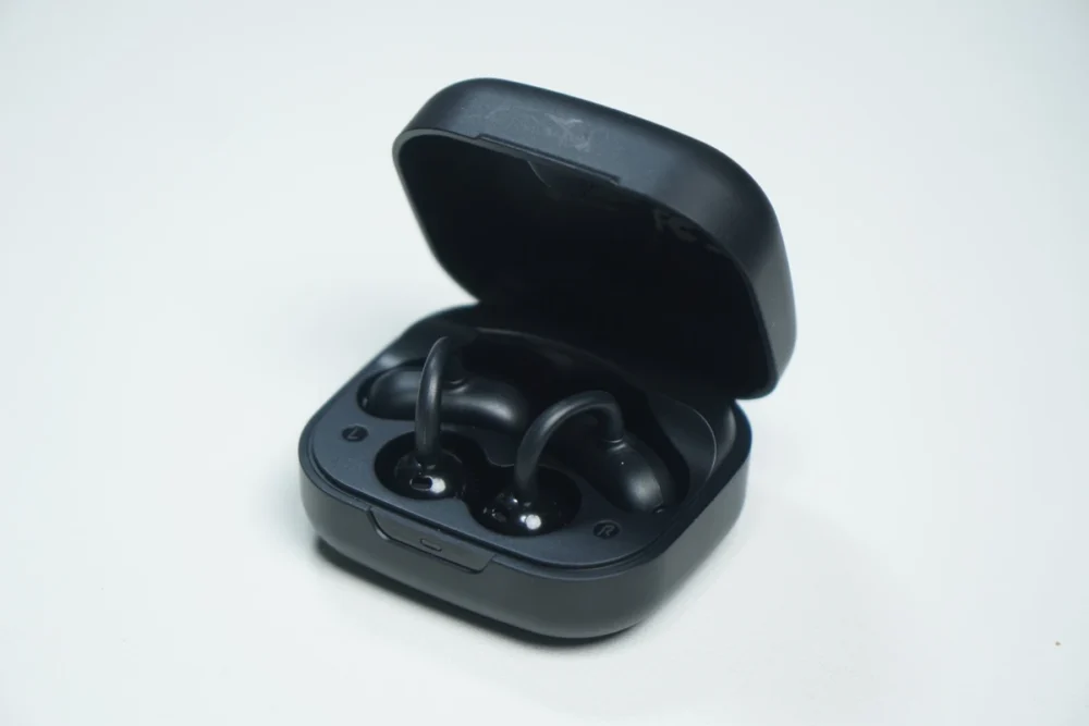 TRUEFREE Clip C10のケースの蓋を開けた際の画像。