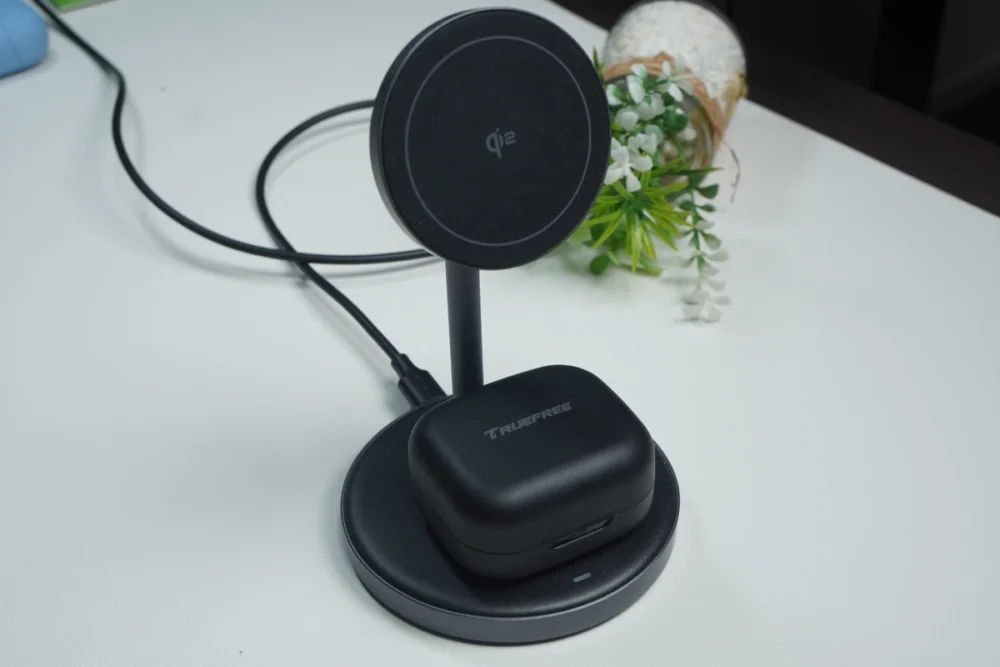TRUEFREE Clip C10をワイヤレス充電機に乗せている。