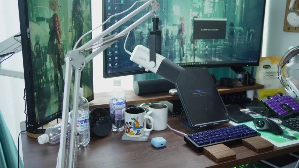 FIFINE AM8の付属アームを使用した様子