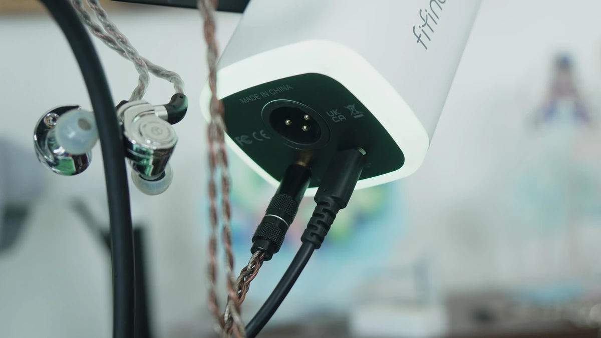FIFINE AM8にイヤホンを刺した様子