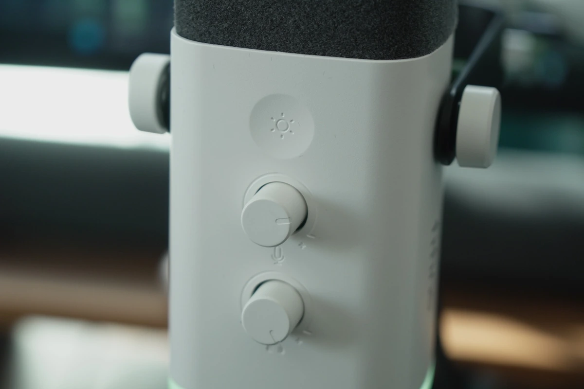 FIFINE AM8の音量調節ノブとライティング変更用のボタン