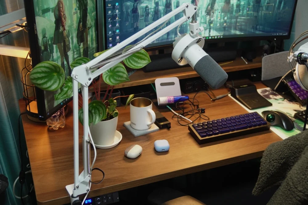 FIFINE K688付属のアームを使用した様子