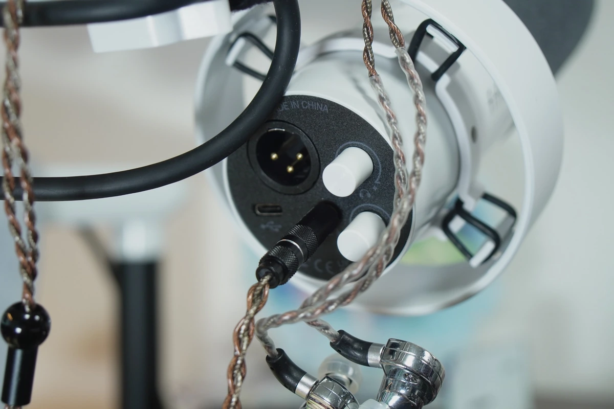 FIFINE K688のイヤホンジャック