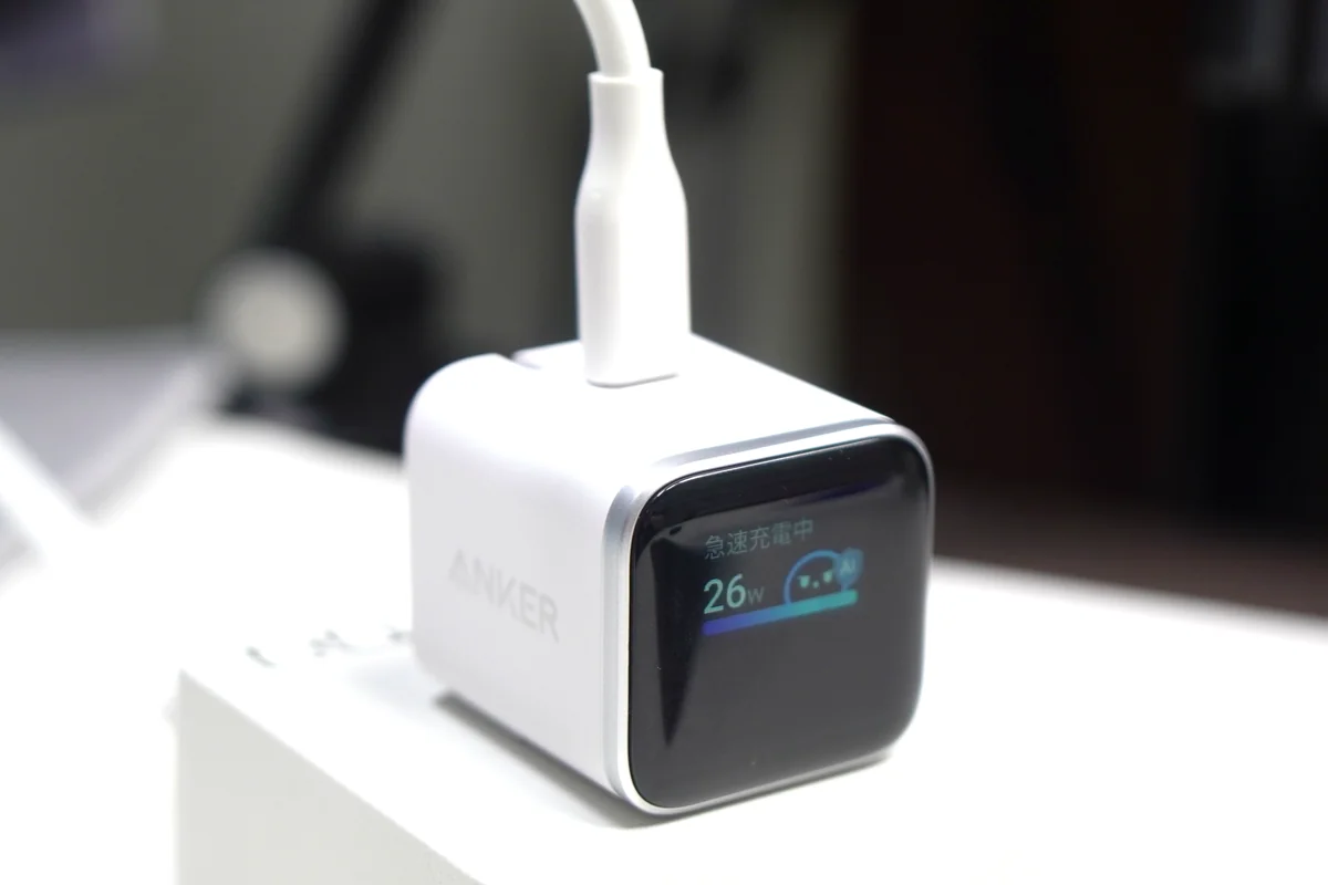 Anker Nano Charger (45W)で急速充電中の26W表示、ディスプレイが発光している様子