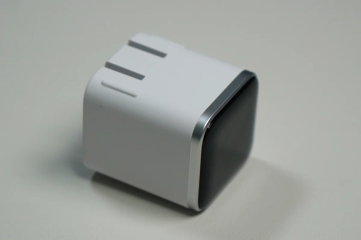 Anker Nano Chargerのスリットとディスプレイ側面の様子