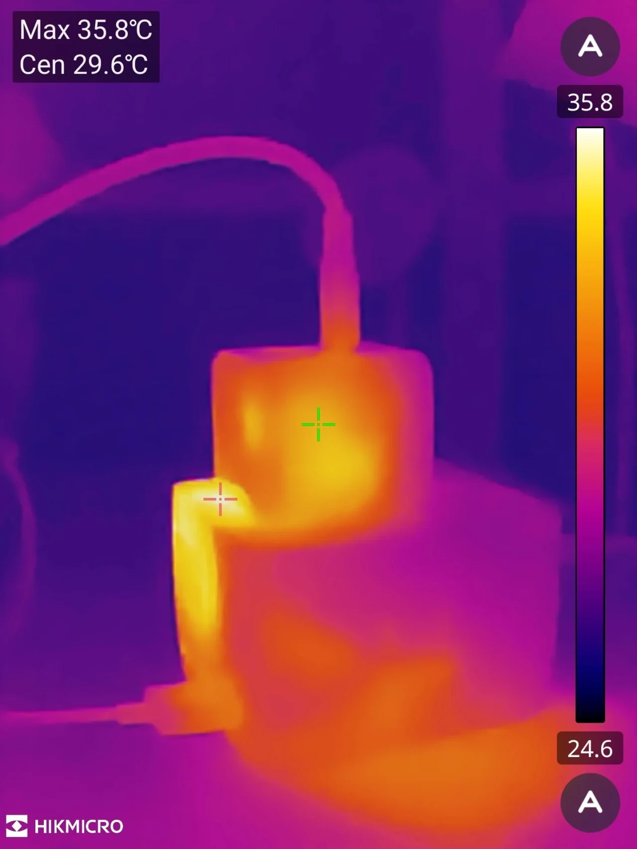 Xiaomi Pad 6s Pro充電開始直後のAnker Nano Chargerのサーモグラフィ測定結果（最高36.2℃、中央29.2℃）