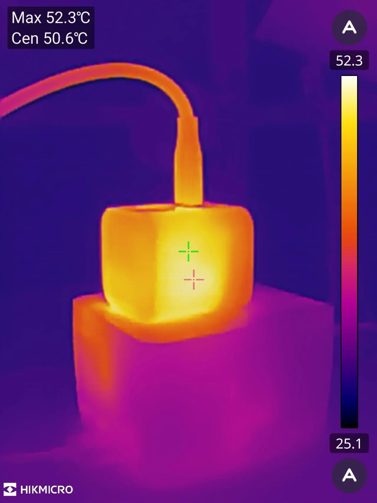 Xiaomi Pad 6s Pro充電30分後のAnker Nano Chargerのサーモグラフィ測定結果（最高57.4℃、中央55.6℃）