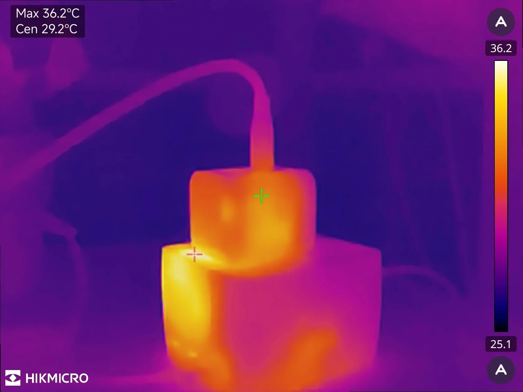 Galaxy S22充電開始直後のAnker Nano Chargerのサーモグラフィ測定結果（最高35.8℃、中央29.6℃）