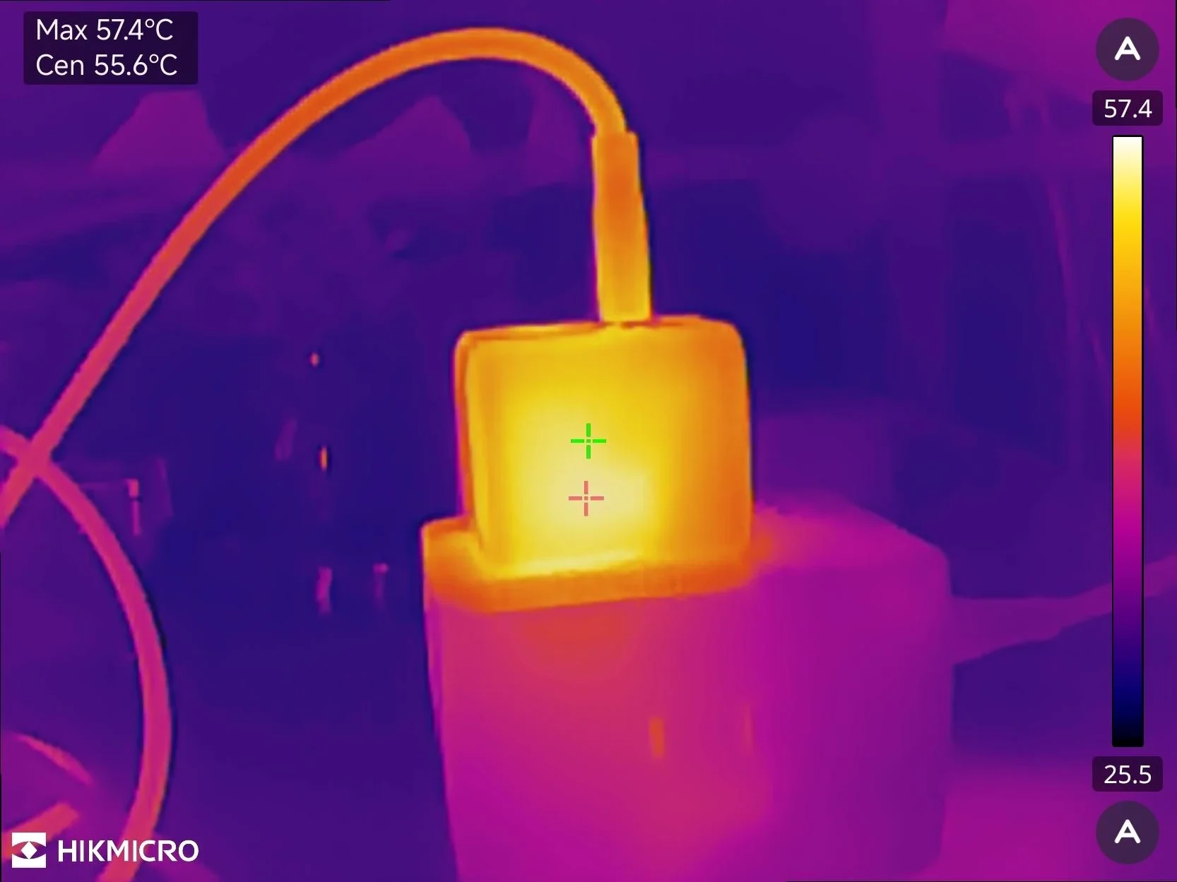 Galaxy S22充電30分後のAnker Nano Chargerのサーモグラフィ測定結果（最高52.3℃、中央50.6℃）