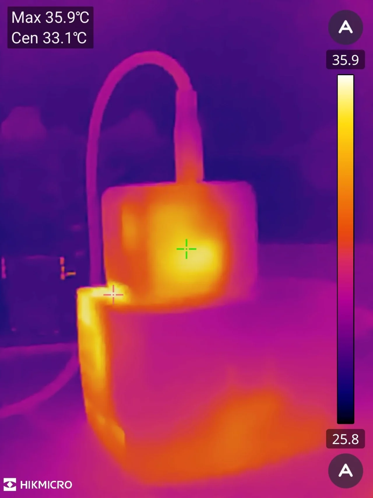 Xiaomi 67Wモバイルバッテリー充電開始直後のAnker Nano Chargerのサーモグラフィ測定結果（最高35.9℃、中央33.1℃）