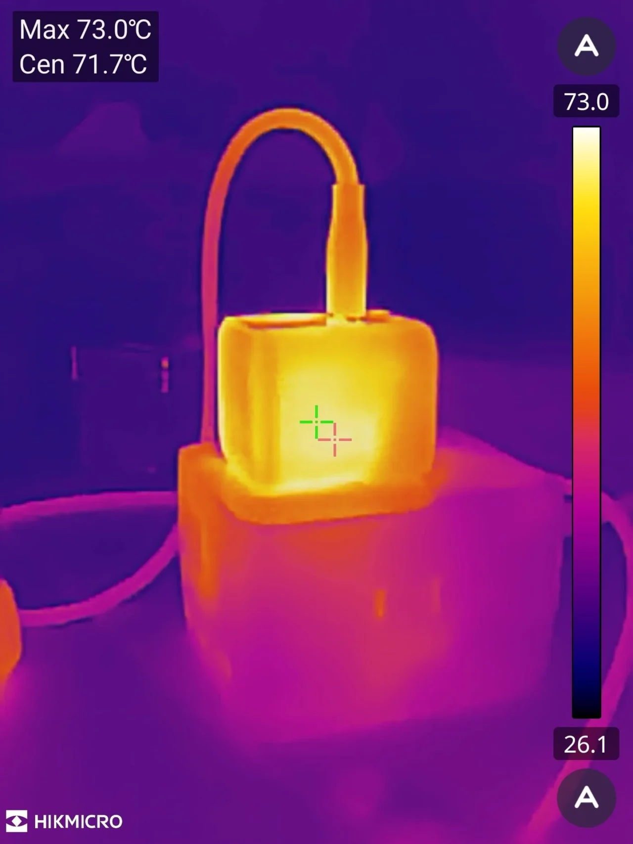 Xiaomi 67Wモバイルバッテリー充電30分後のAnker Nano Chargerのサーモグラフィ測定結果（最高73.0℃、中央71.7℃）