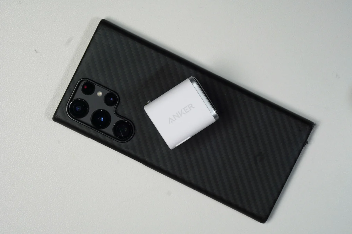 Galaxy S22 UltraとAnker Nano Chargerのサイズ比較