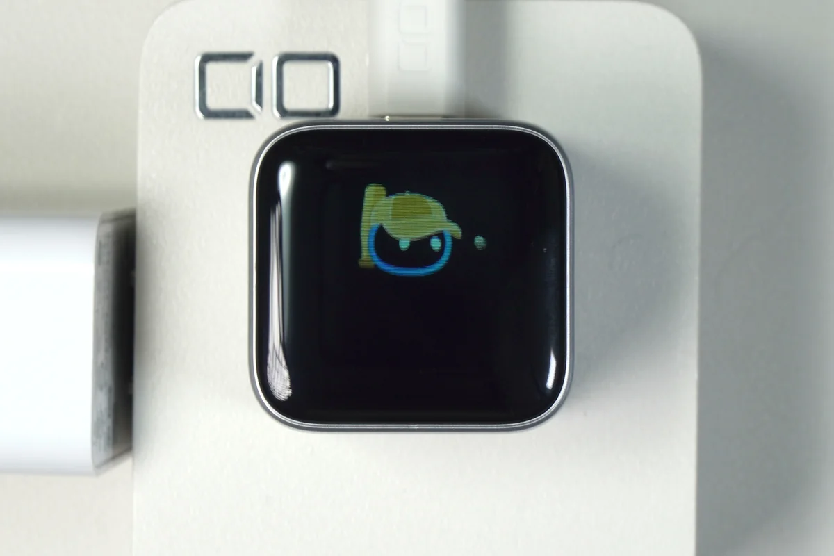 Anker Nano Chargerの待機画面、キャラクターアイコンが中央に表示された様子