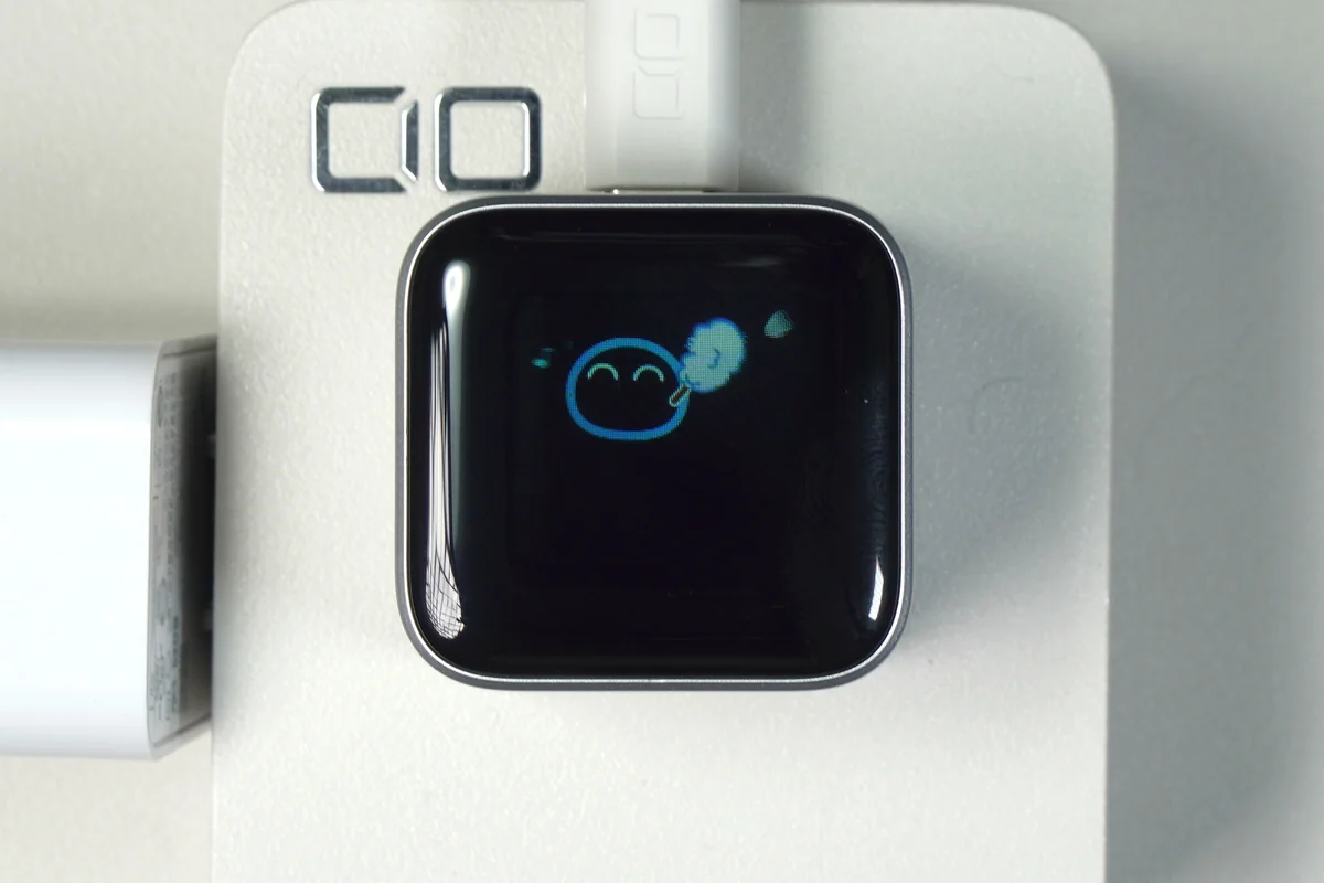 Anker Nano Chargerのディスプレイにスマイルアイコンが表示された画面