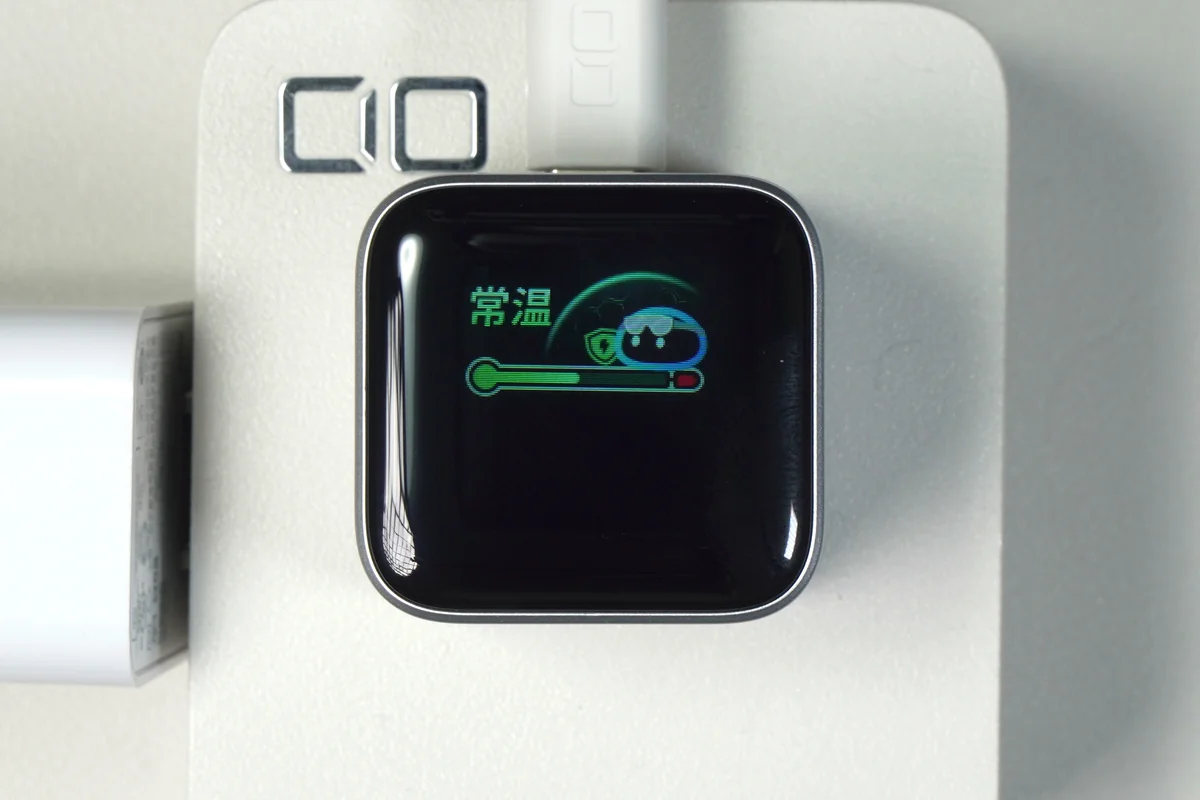 Anker Nano Chargerのディスプレイに「常温」表示と温度ゲージが表示された様子