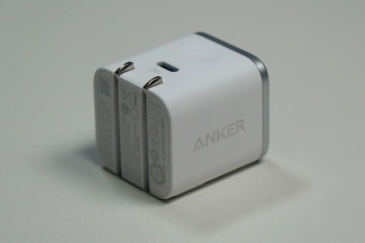 Anker Nano Chargerのスイングプラグを折りたたんだ状態の斜め視点