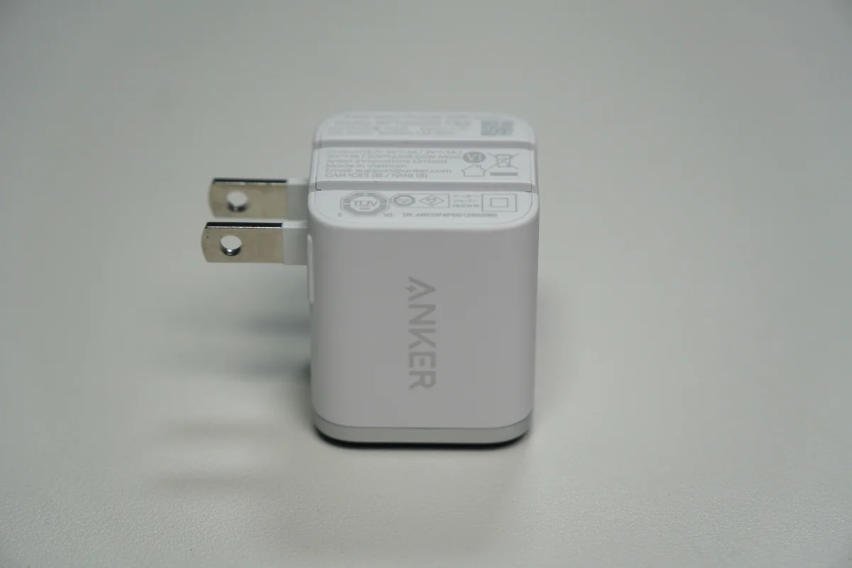 Anker Nano Chargerのスイングプラグを横向きに展開した状態