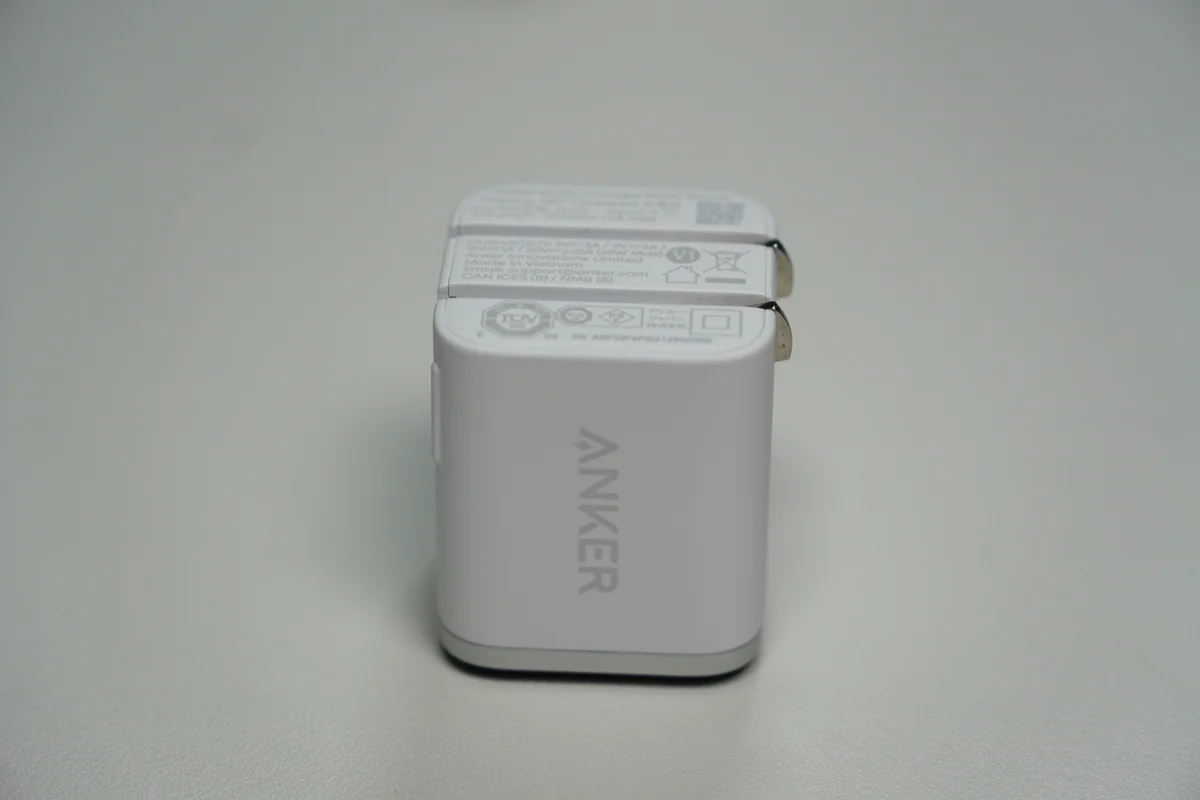 Anker Nano Chargerのスイングプラグを横向きに折りたたんだ側面の様子