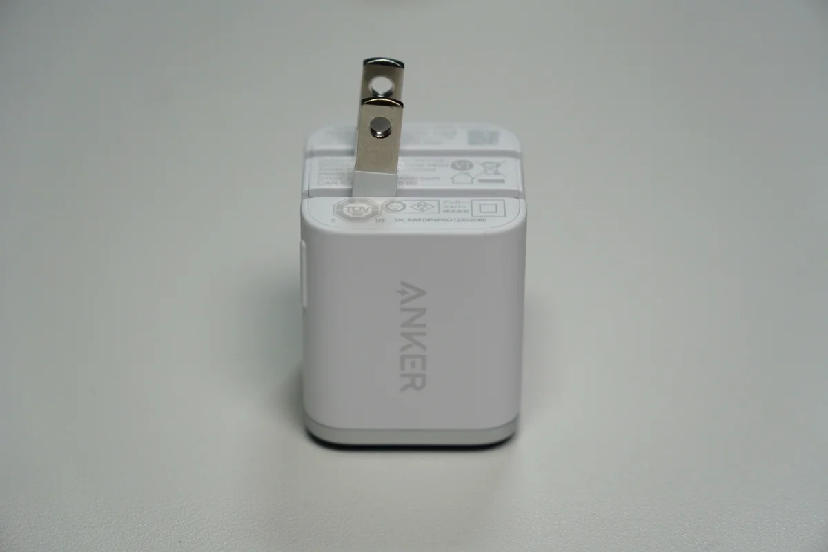 Anker Nano Chargerのスイングプラグを立てた状態の正面