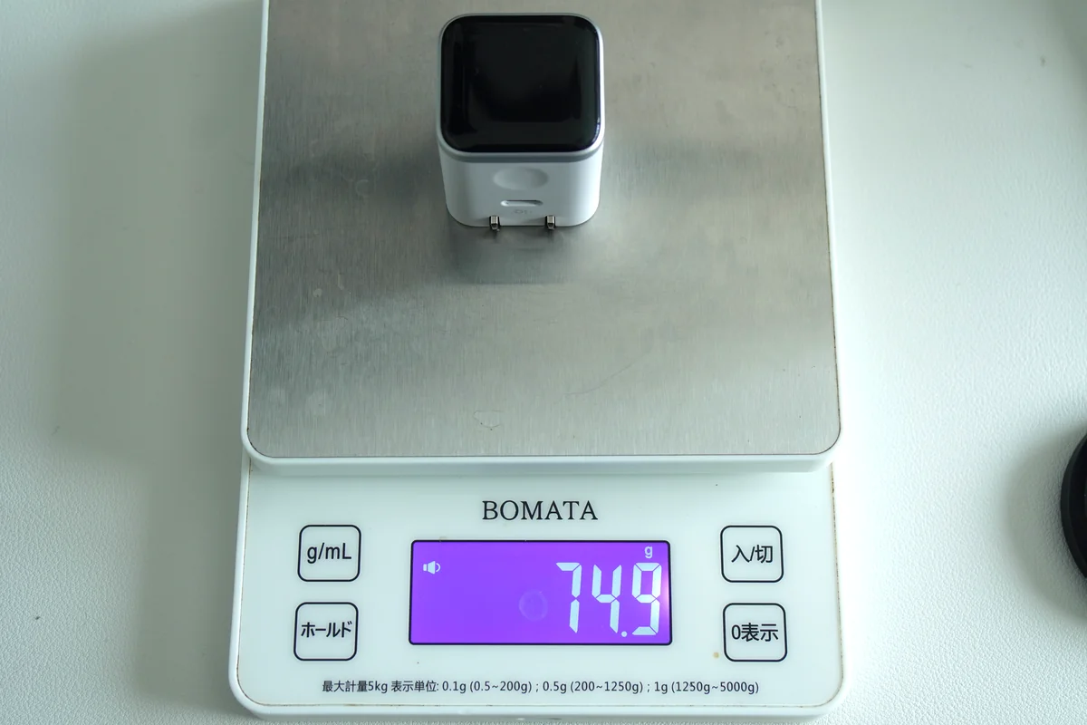 キッチンスケールで計測したAnker Nano Chargerの重量74.9g