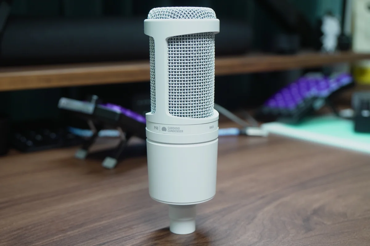 audio-technica AT2020本体の「P48 / CARDIOID CONDENSER / BACK」表記部分のクローズアップ