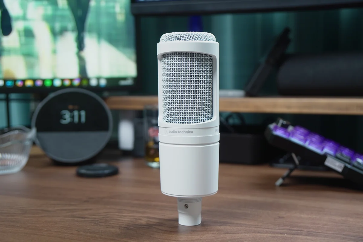 デスク上に設置されたaudio-technica AT2020（ホワイト）の正面外観