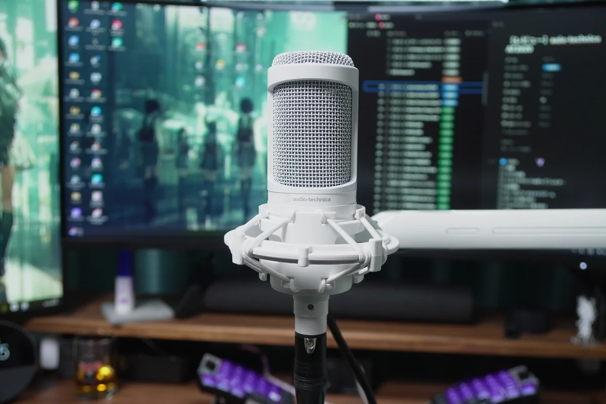 モニター前に設置したaudio-technica AT2020の正面ショット