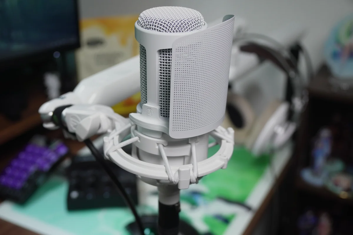 audio-technica AT2020と専用ポップフィルターを上から見たクローズアップ