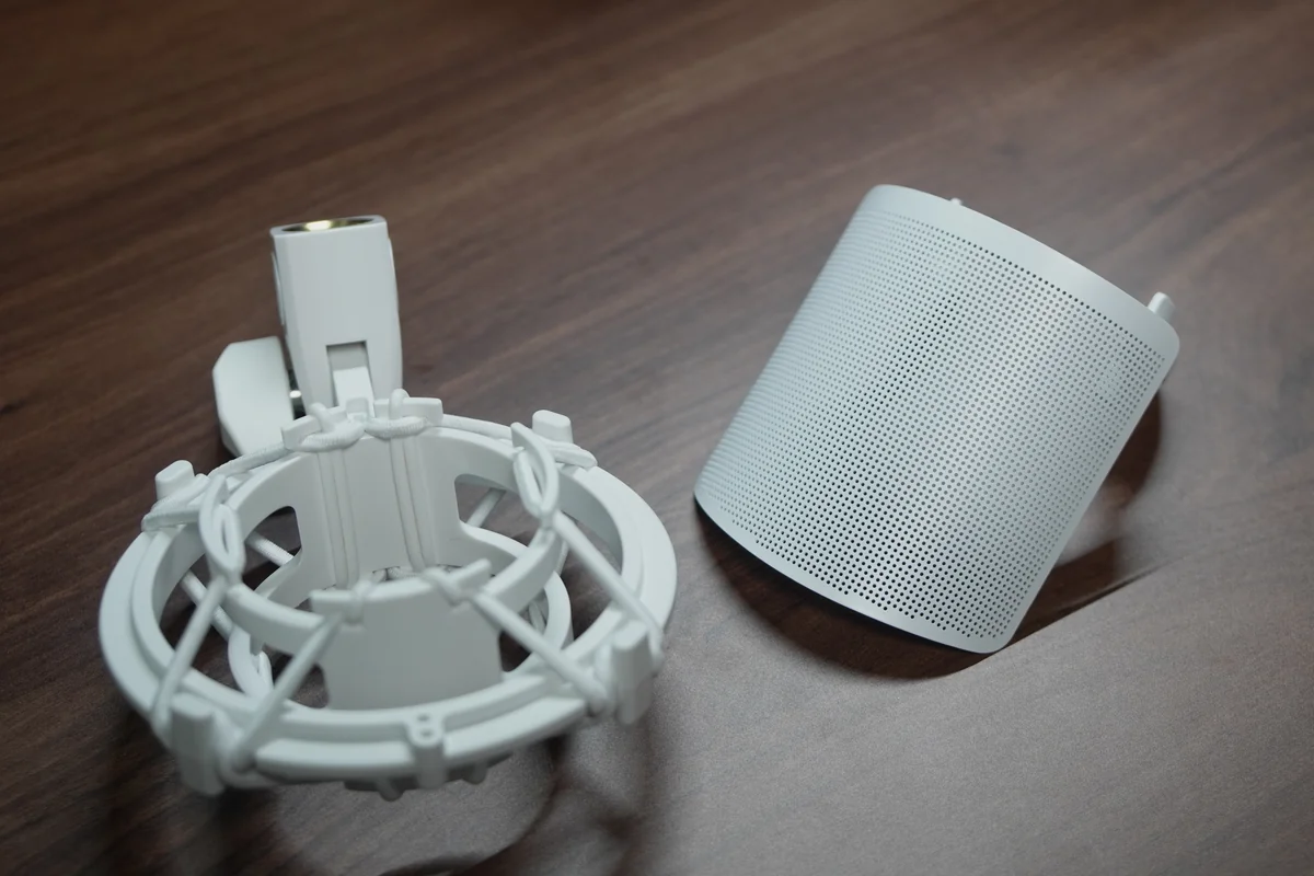 audio-technica AT2020付属のショックマウントとウインドスクリーン