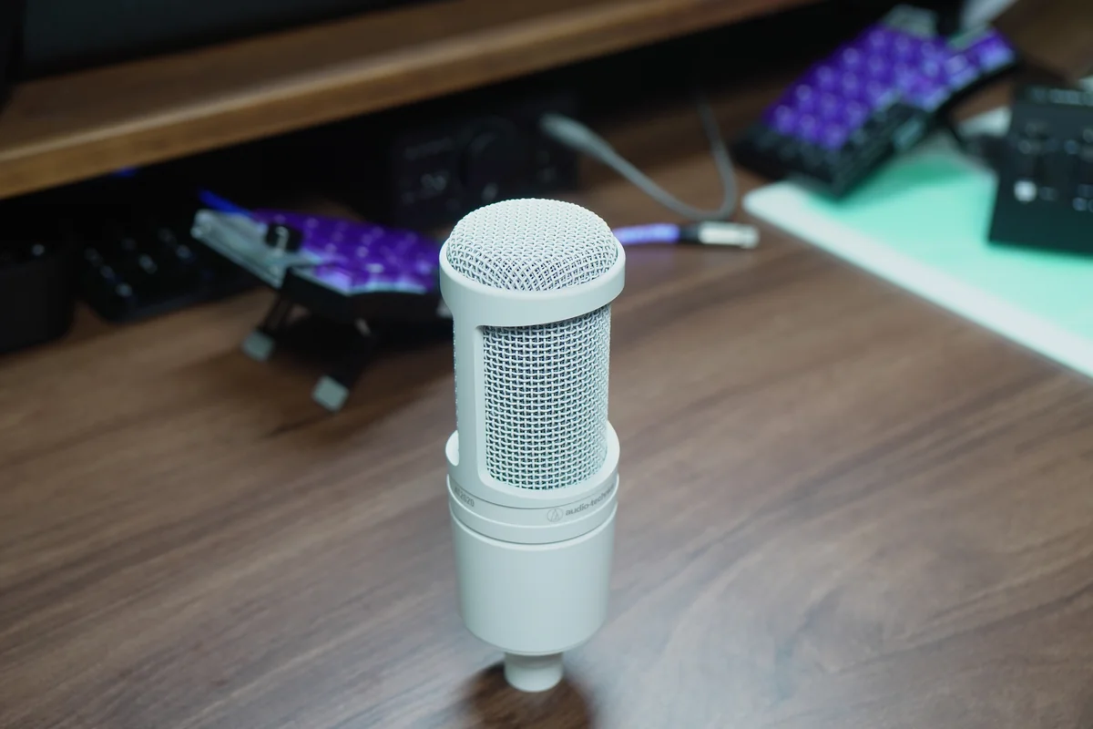 audio-technica AT2020をやや上から俯瞰で捉えた斜めアングル
