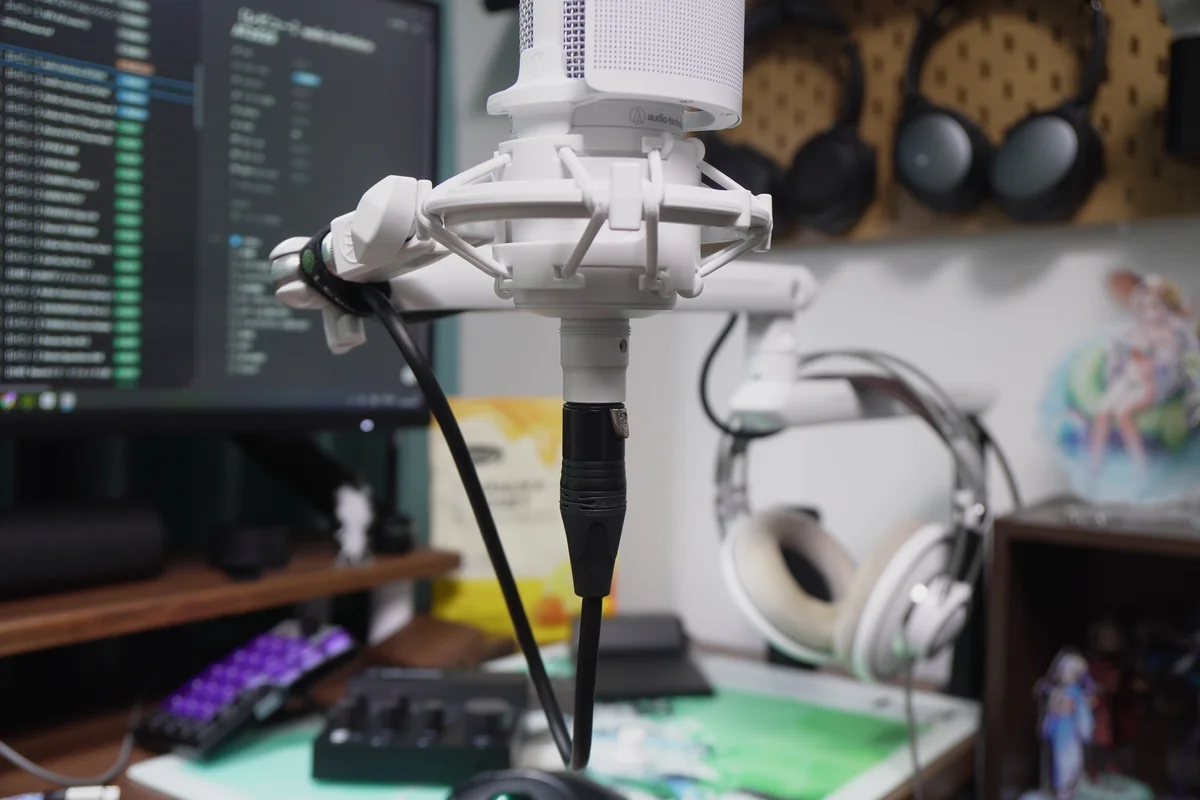 ショックマウントに装着されたaudio-technica AT2020をマイクアームでセッティングした様子