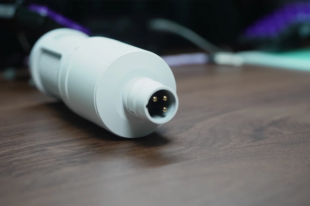 audio-technica AT2020底面のXLR3ピン端子の正面クローズアップ