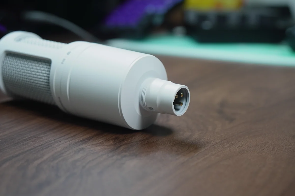audio-technica AT2020のXLR端子を斜め横から捉えたディテールカット