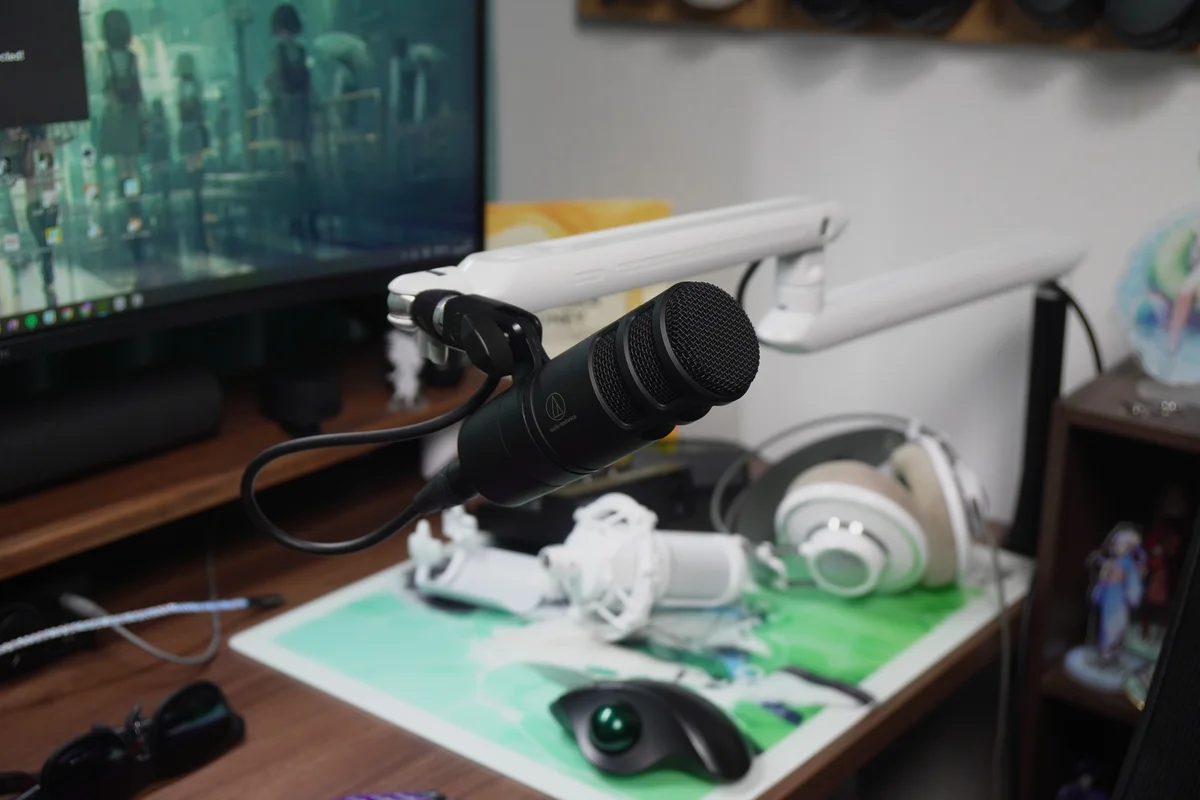 AT2040をブームアームに取り付けてデスクトップ環境にセットアップした状態