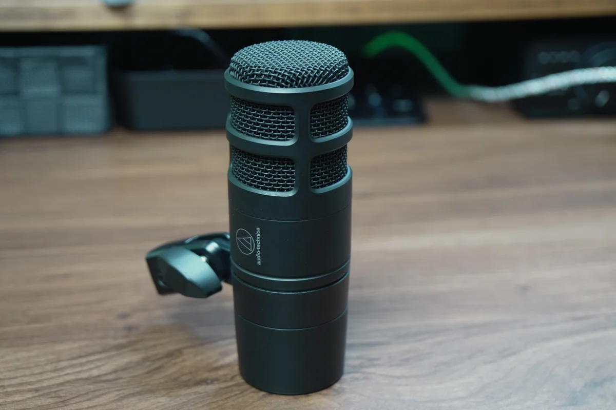 AT2040を正面から見たフロントビュー。グリル構造とロゴが確認できる