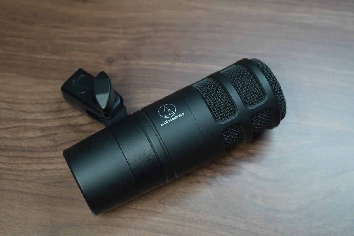 audio-technica AT2040本体の側面ビュー。ハイパーカーディオイドダイナミックマイクの全体デザイン