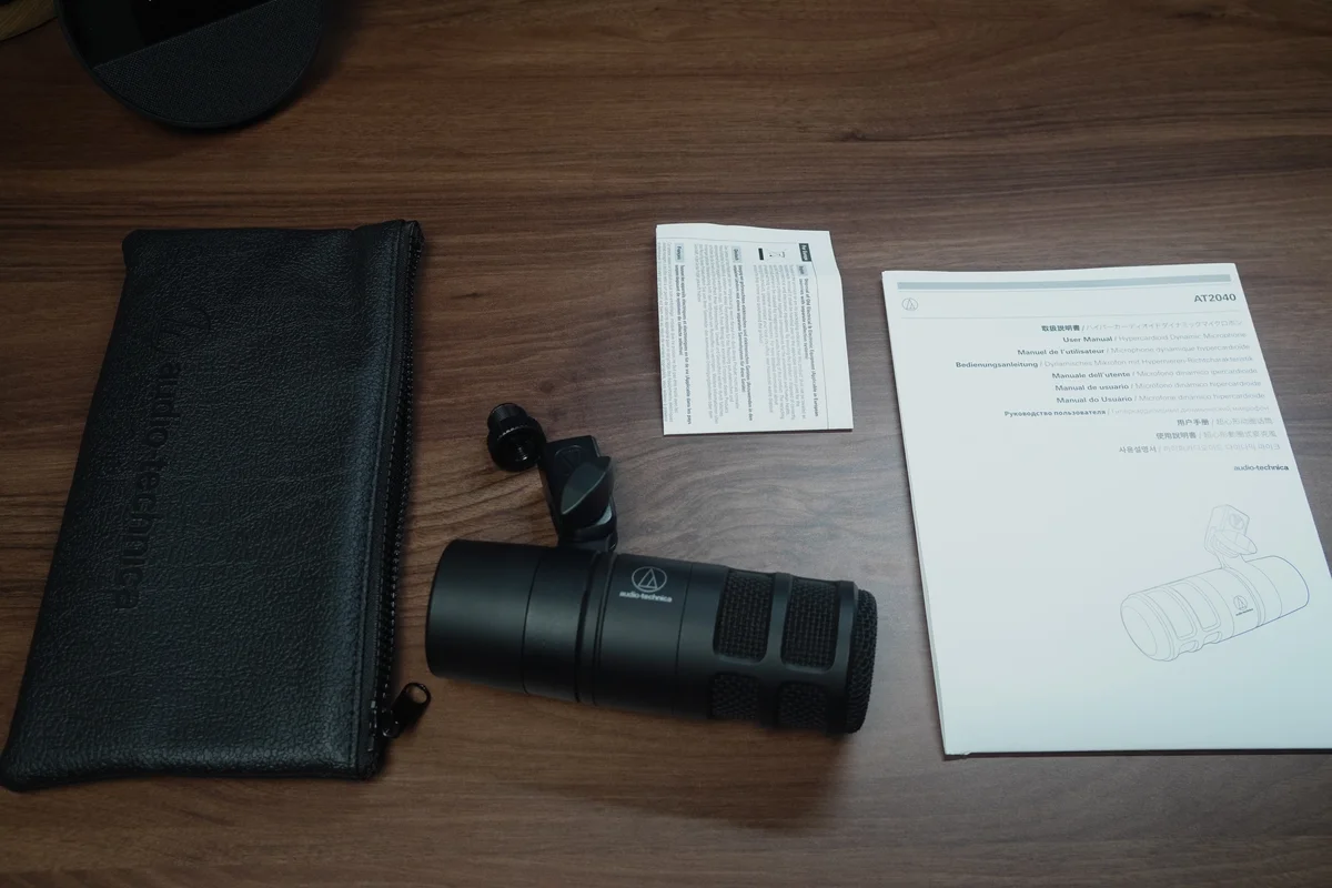 audio-technica AT2040の同梱物一式。本体、収納ポーチ、スタンドマウント、取扱説明書